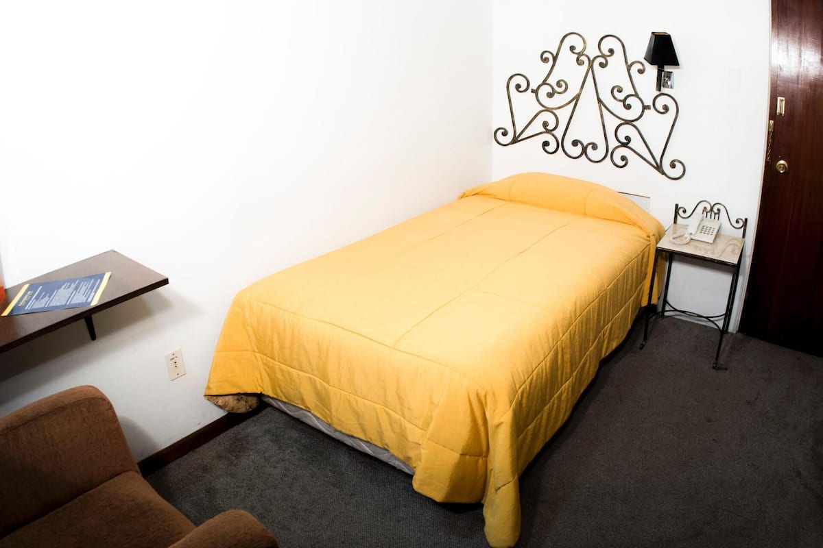 Zimmersafe, Schreibtisch, Verdunkelungsvorhänge, schallisolierte Zimmer
