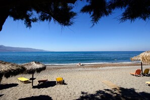 Plage privée à proximité, chaises longues, parasols, serviettes de plage