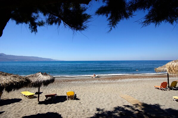 Plage privée à proximité, chaises longues, parasols, serviettes de plage