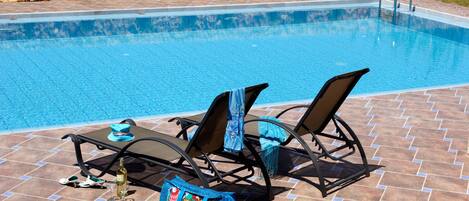 Außenpool (je nach Saison geöffnet), Sonnenschirme