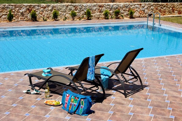 Piscine extérieure (ouverte en saison), parasols de plage