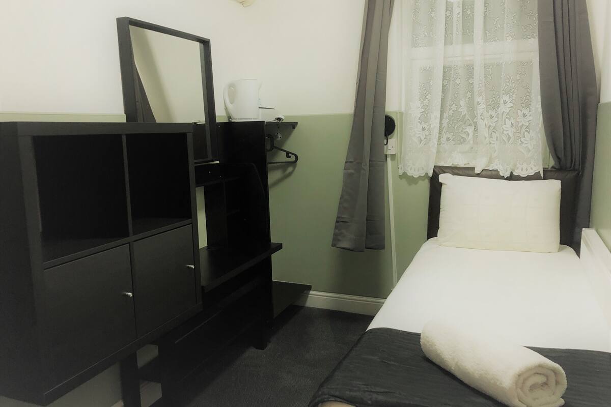 Enkeltrom (With Private External Bathroom) | Sengetøy av topp kvalitet, memory foam-senger og safe på rommet