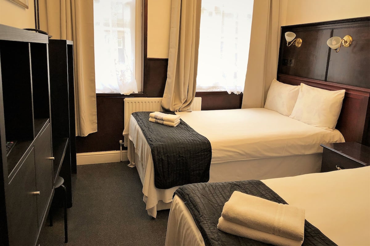 Sengetøy av topp kvalitet, memory foam-senger og safe på rommet