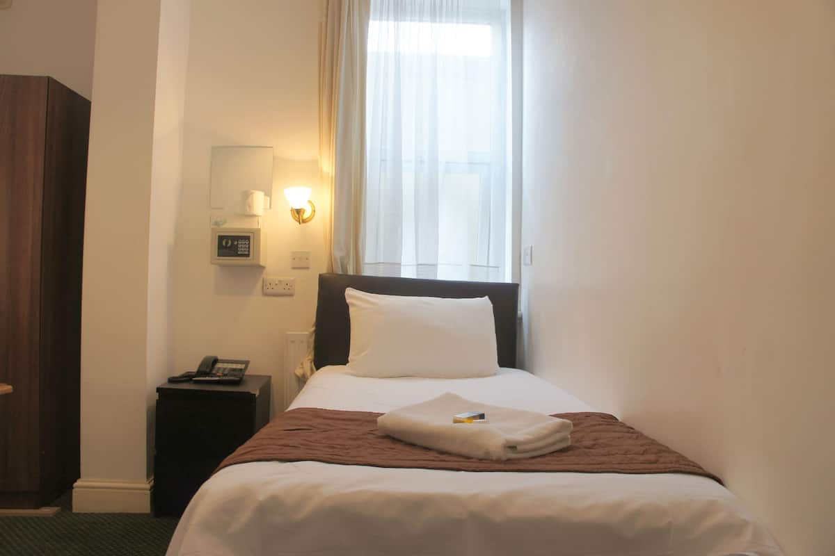 Sengetøy av topp kvalitet, memory foam-senger og safe på rommet