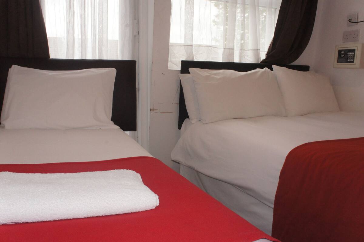Sengetøy av topp kvalitet, memory foam-senger og safe på rommet
