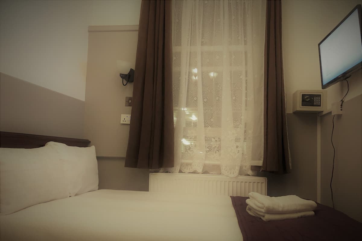 Chambre Double, salle de bains attenante