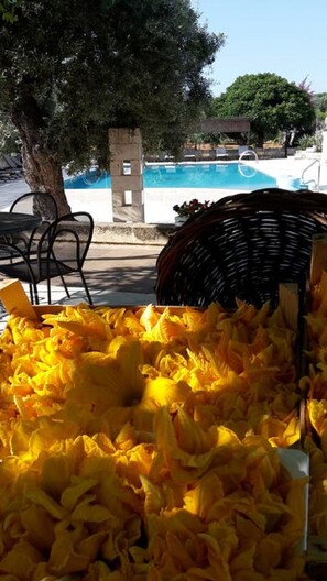 Piscine extérieure, chaises longues