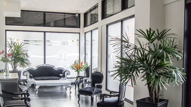 Lobby sitting area - Hotel Puerta de San Antonio (Cali)