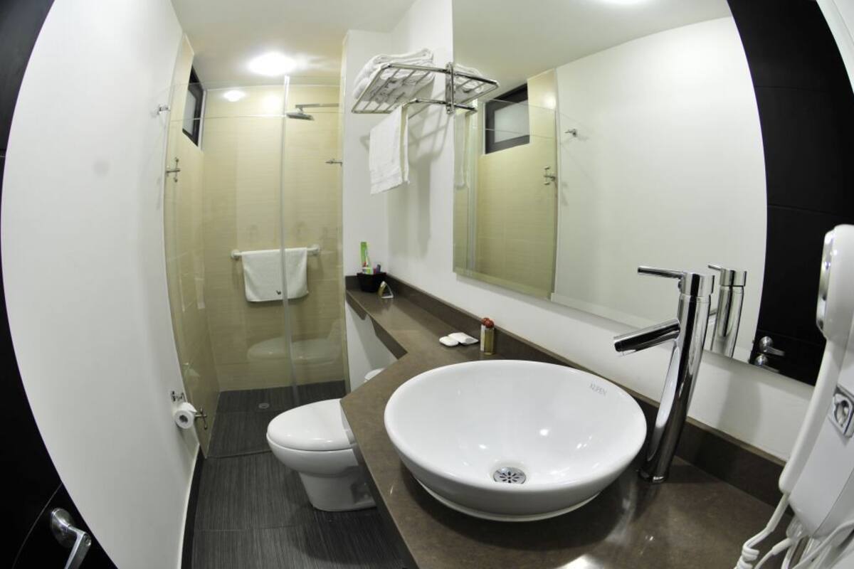 Habitación superior con 2 camas individuales | Baño | Ducha, secador de pelo y toallas
