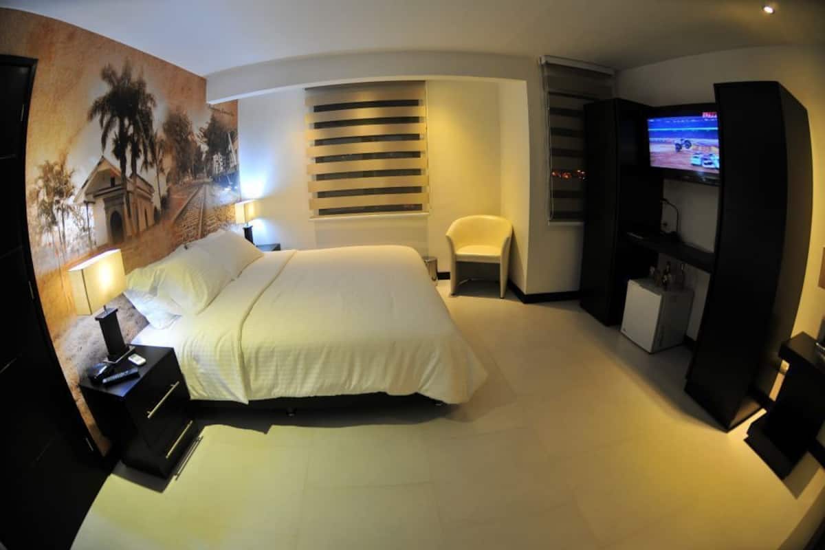 Habitación superior | Ropa de cama de alta calidad, edredón, camas con pillow-top y minibar