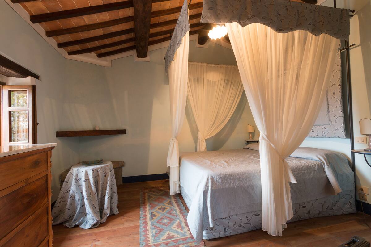 Individually decorated, individually furnished, bed sheets