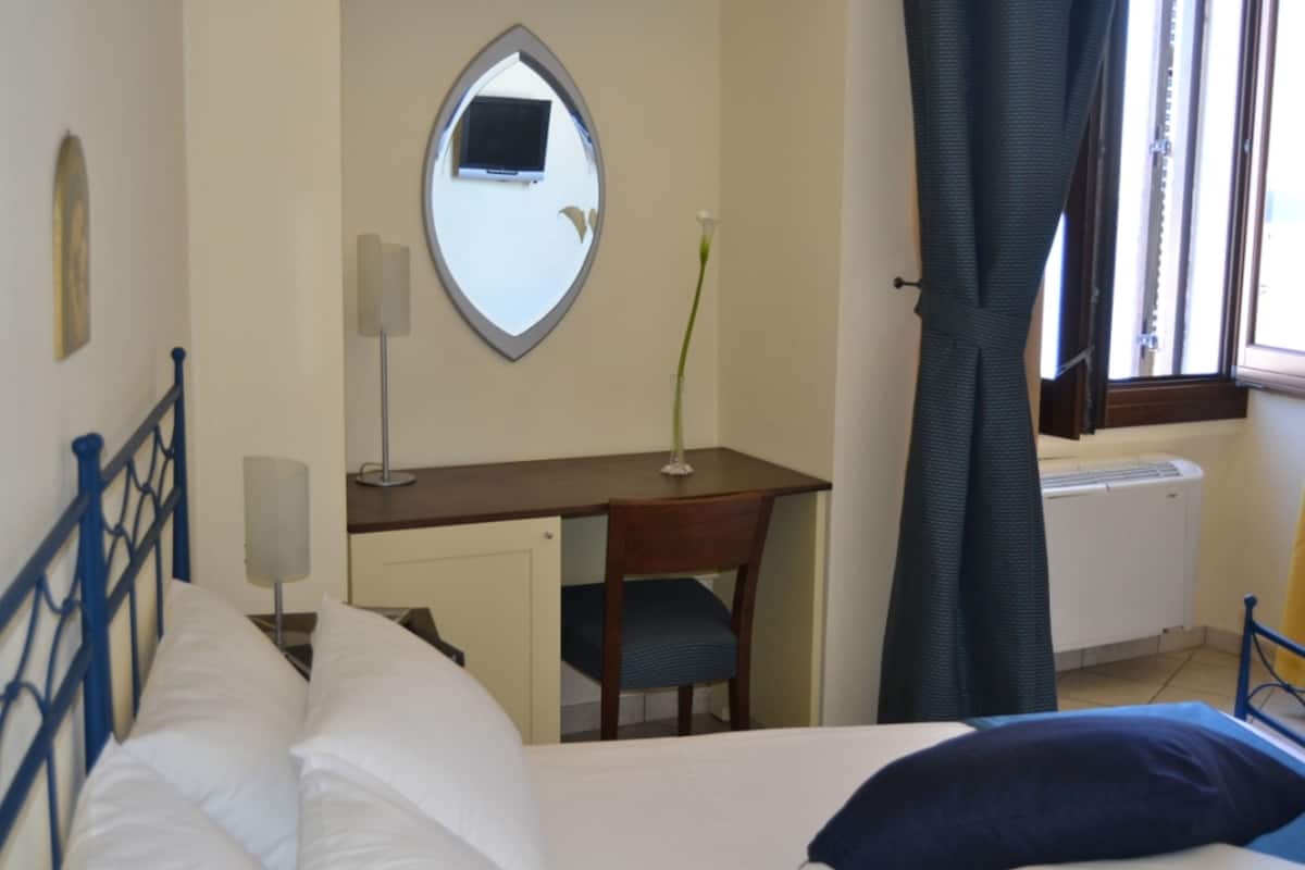 Panorama driepersoonskamer, uitzicht op zee | Een minibar, een kluis op de kamer, een bureau, geluiddichte muren