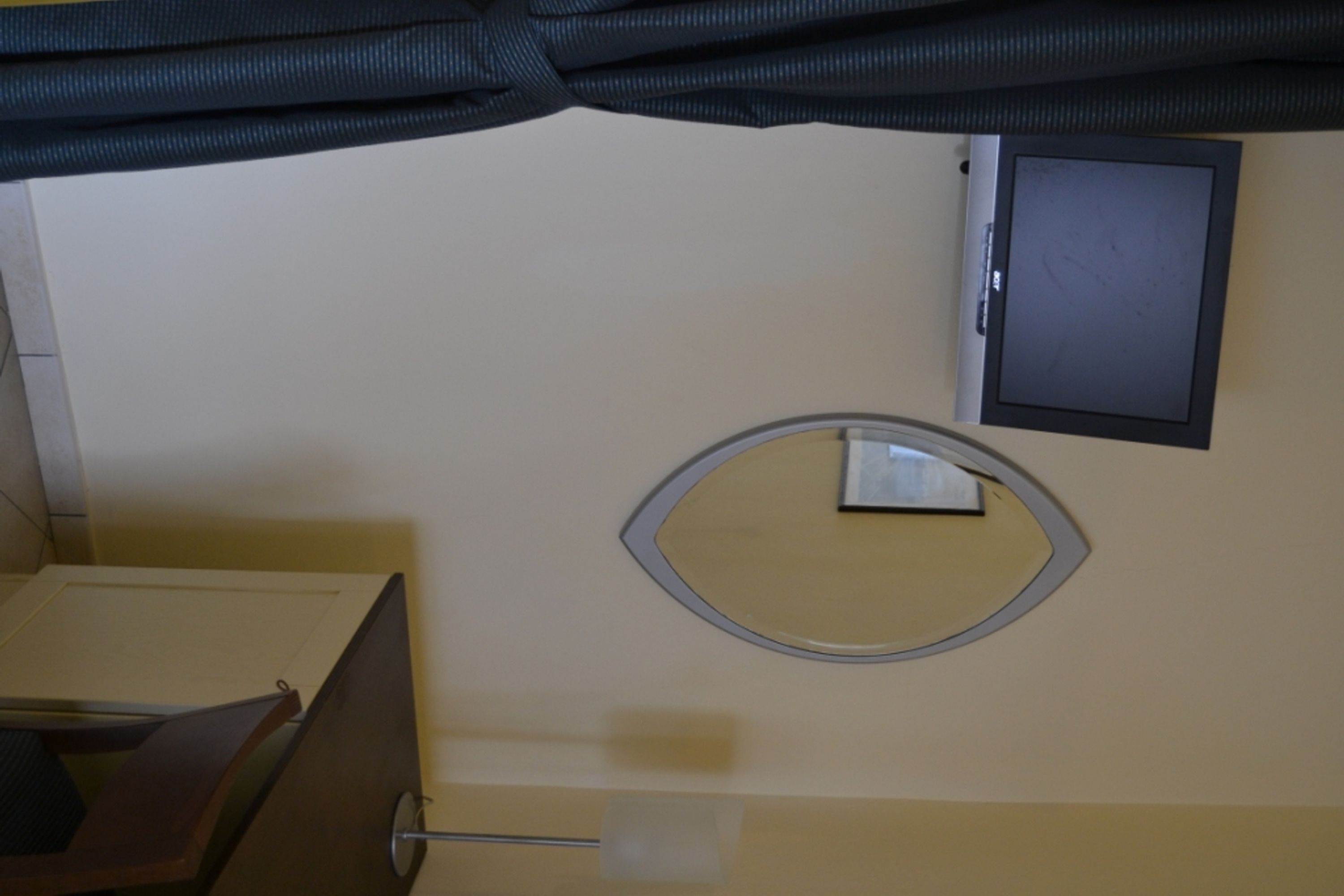 single room | 1 bedroom, minibar, in-room safe, desk