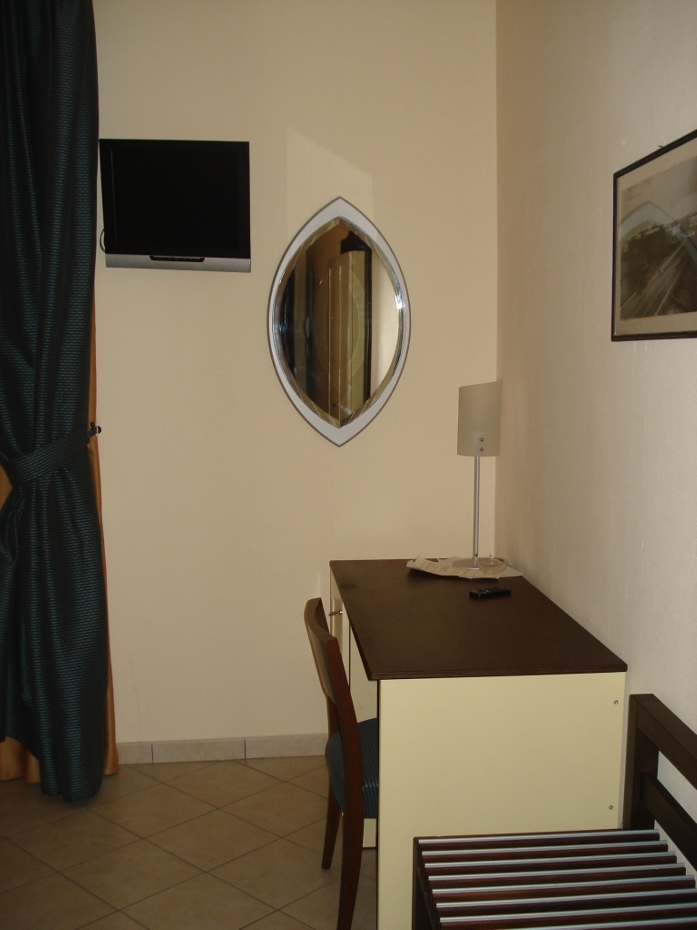 economy double room | living area | flat-screen tv