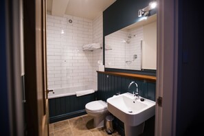 Separate bathtub and shower, deep-soaking bathtub, free toiletries