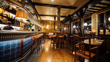 Bar (trong khuôn viên)