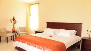 Cubrecamas, colchones con pillow-top y tabla de planchar con plancha 