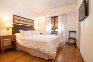 Premium bedding, minibar, in-room safe, individually decorated - Hostal del Esquiador (San Martin de los Andes)