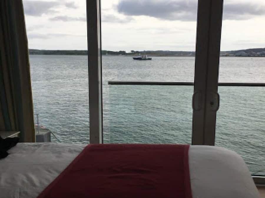 Escritorio, cortinas blackout y tabla de planchar con plancha