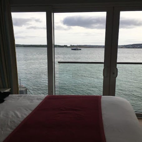 Desk, blackout drapes, iron/ironing board, free WiFi