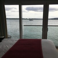 Escritorio, cortinas blackout y tabla de planchar con plancha