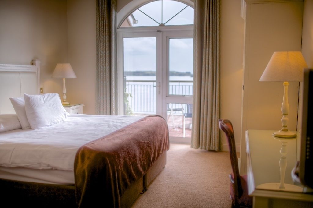 Een bureau, verduisterende gordijnen, een strijkplank/strijkijzer