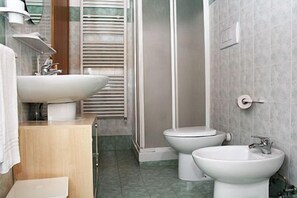 Shower, pancuran hujan, perlengkapan mandi gratis, dan pengering rambut