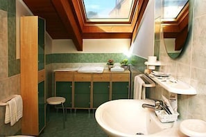Appartement familial, 2 chambres | Salle de bain | Douche, douche cascade, articles de toilette (gratuits)