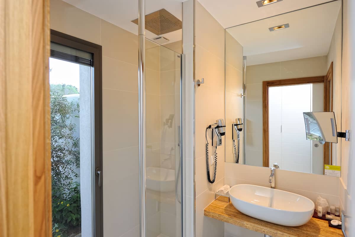 superior double room | bathroom | shower, free toiletries, hair dryer, towels