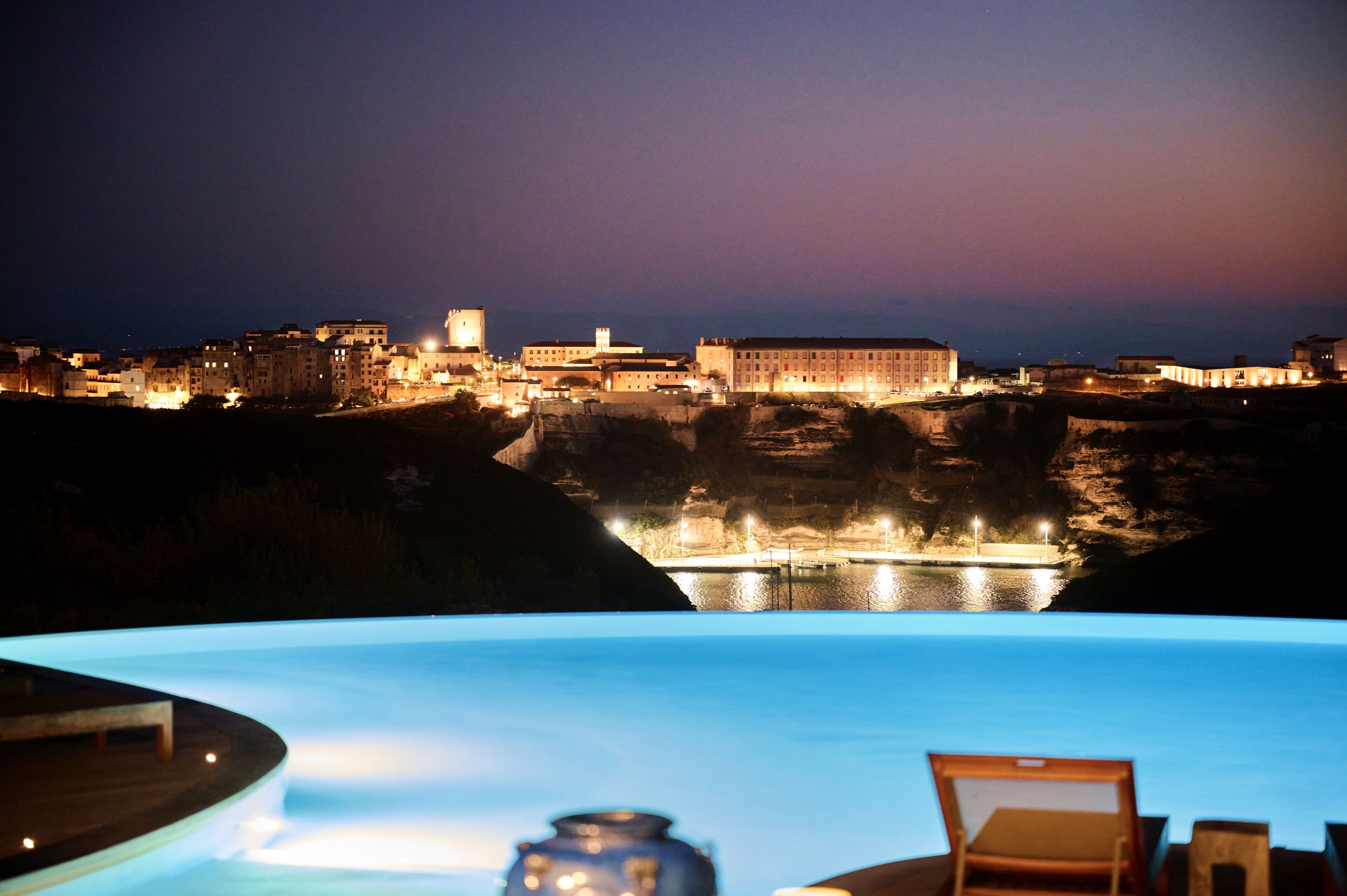 2 outdoor pools, pool loungers