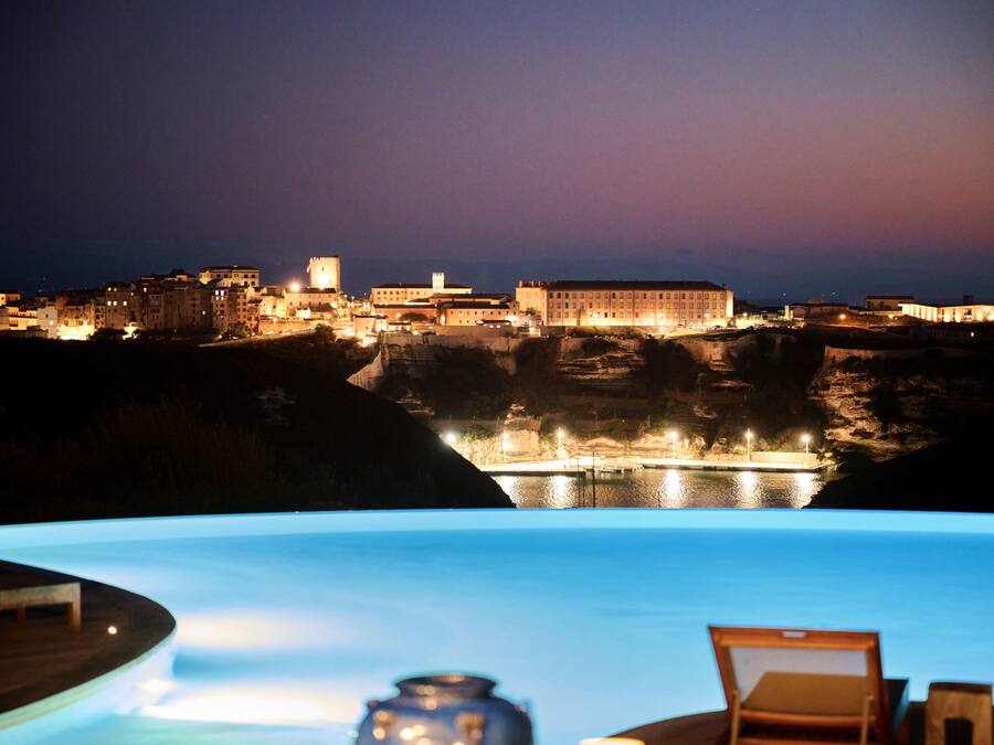 2 outdoor pools, sun loungers