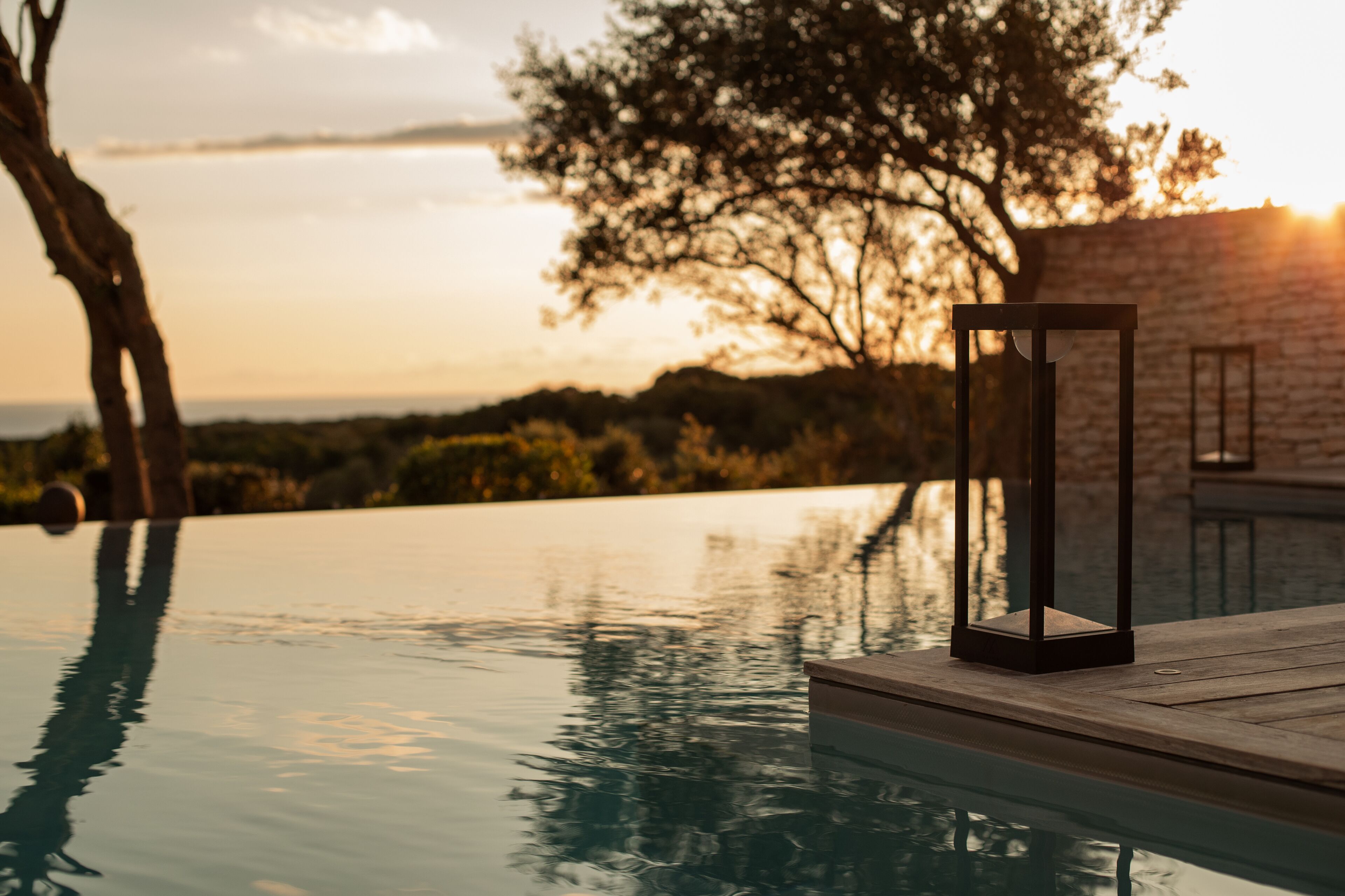 2 outdoor pools, pool loungers