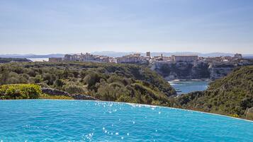 Un pueblo costero con vistas claras al mar y una piscina grande.