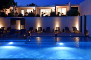 2 outdoor pools, pool loungers