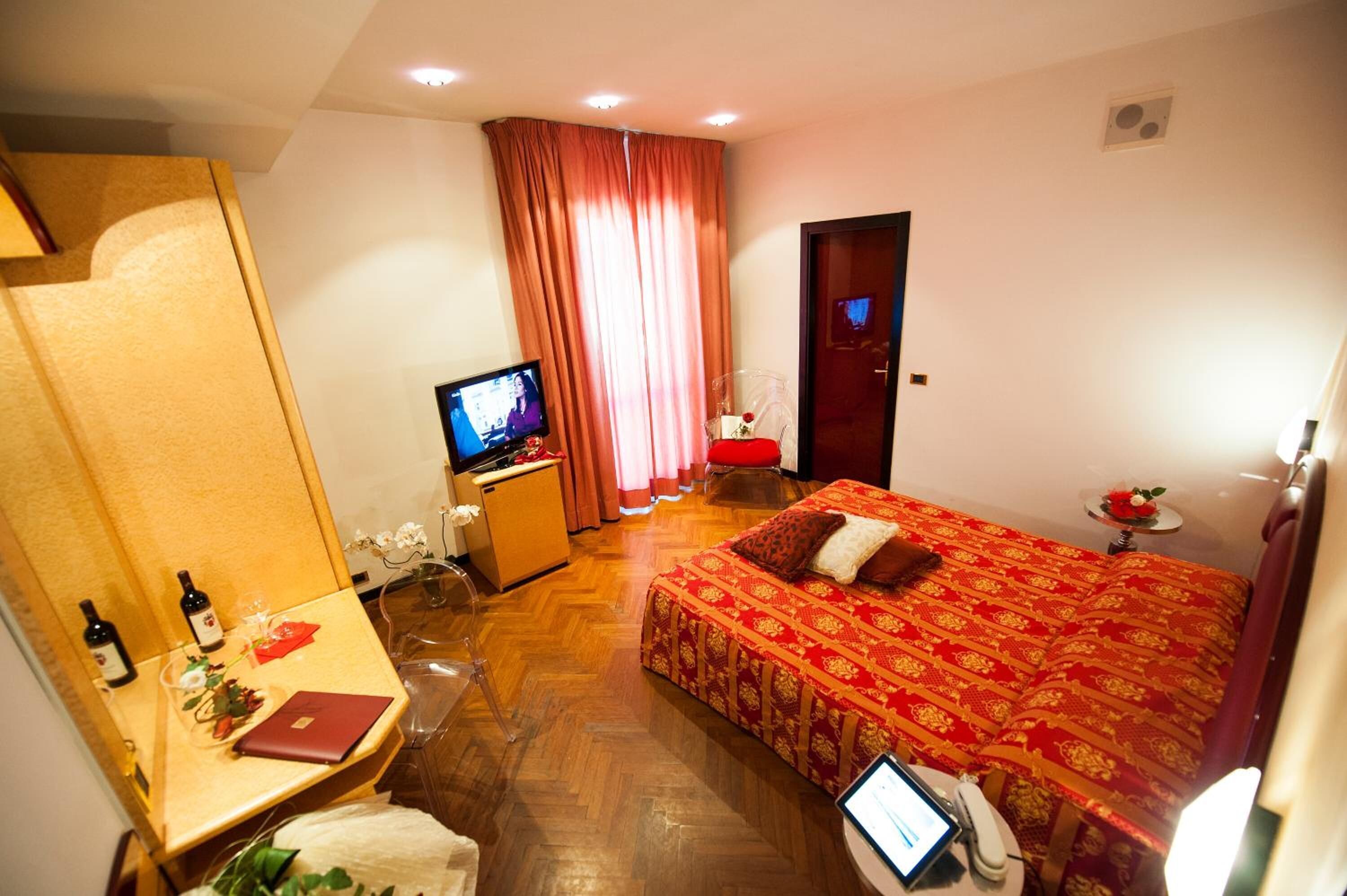 Lenzuola Frette, materassi a doppio strato, minibar