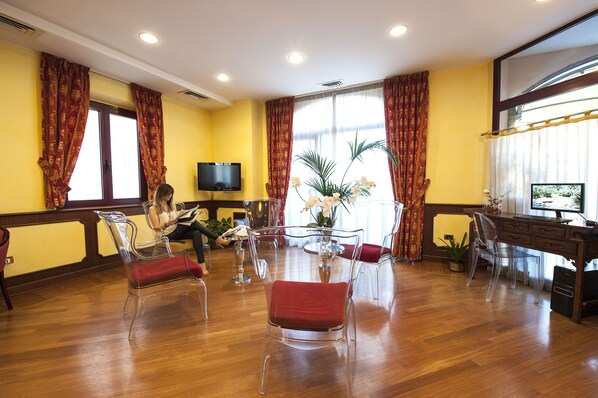 32-inch TV with digital channels