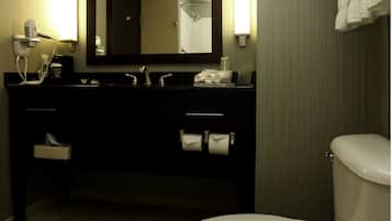 Combined shower/tub, hair dryer, towels