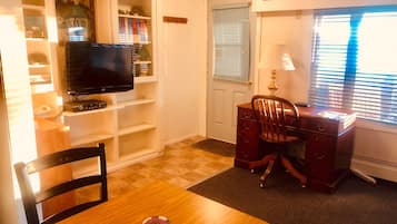 Inn Suite #21 (1 King bed and futon, downstairs) | Living area