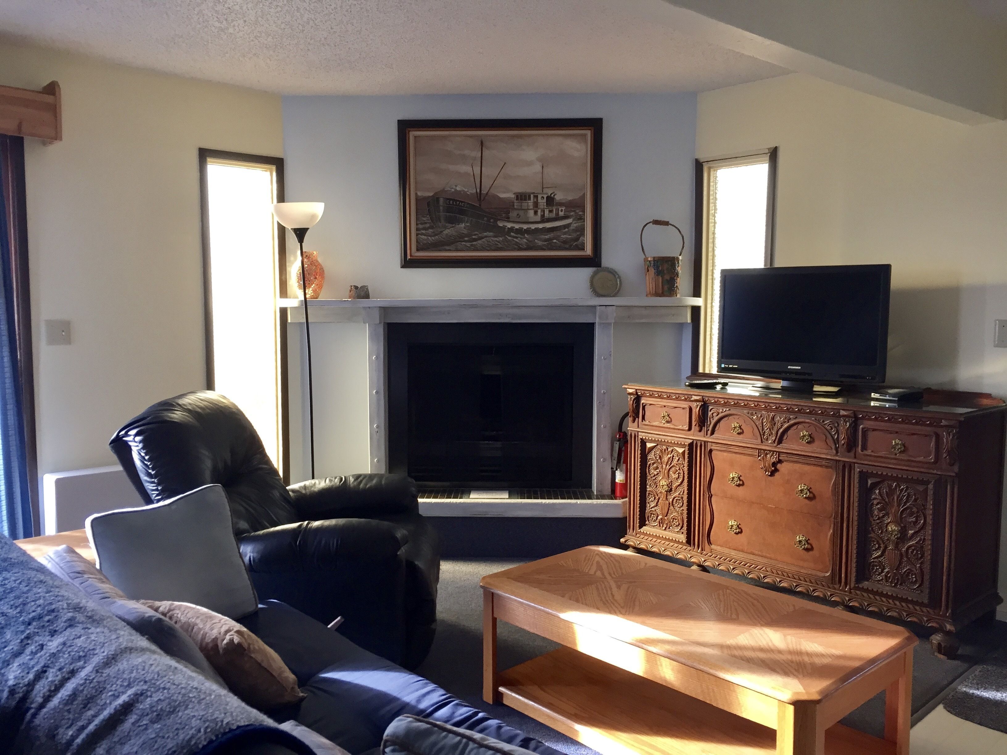 woodside suite #8, 1 bedroom with studio kitchen (upstairs) | free wifi, bed sheets