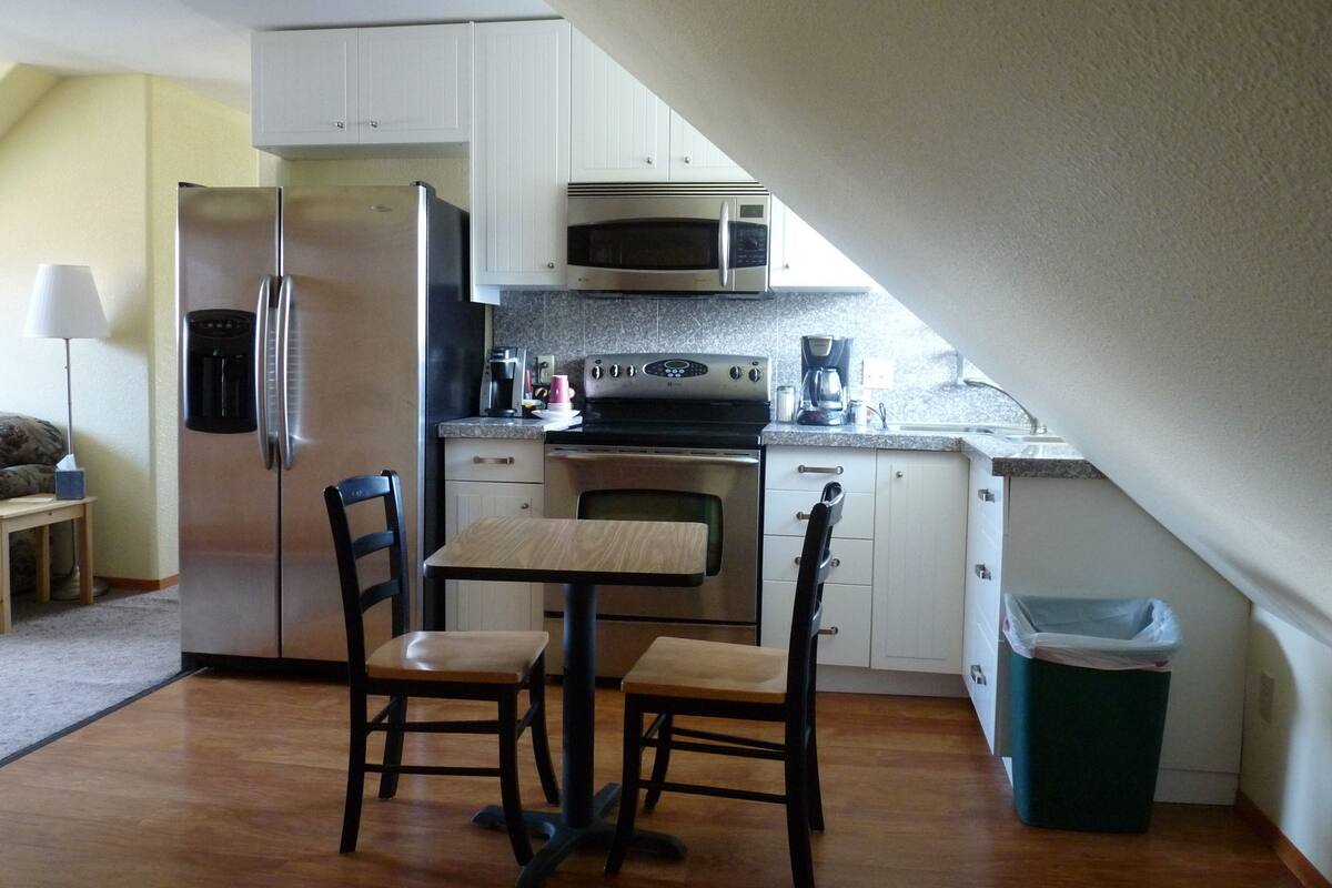 seaside lodge room #27 (room with 1 queen bed, 1 twin beds, and 2 toddler beds)  | private kitchenette