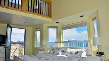 Bluffview Lodge Room #30 (1 King, Loft with 1 Queen, 1 Twin upstairs)     | Free WiFi, bed sheets
