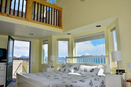 Bluffview Lodge Room #30 (1 King, Loft with 1 Queen, 1 Twin upstairs) | Free WiFi, bed sheets