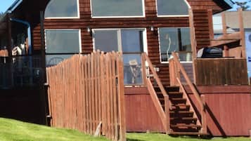 Kachemak Cottage (2 Bedrooms plus Loft, 1 Queen, 3 Doubles)