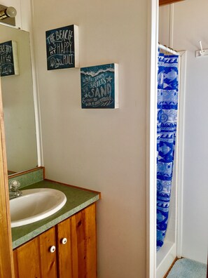 Bathroom - Driftwood Inn and Seaside Lodges (Homer)