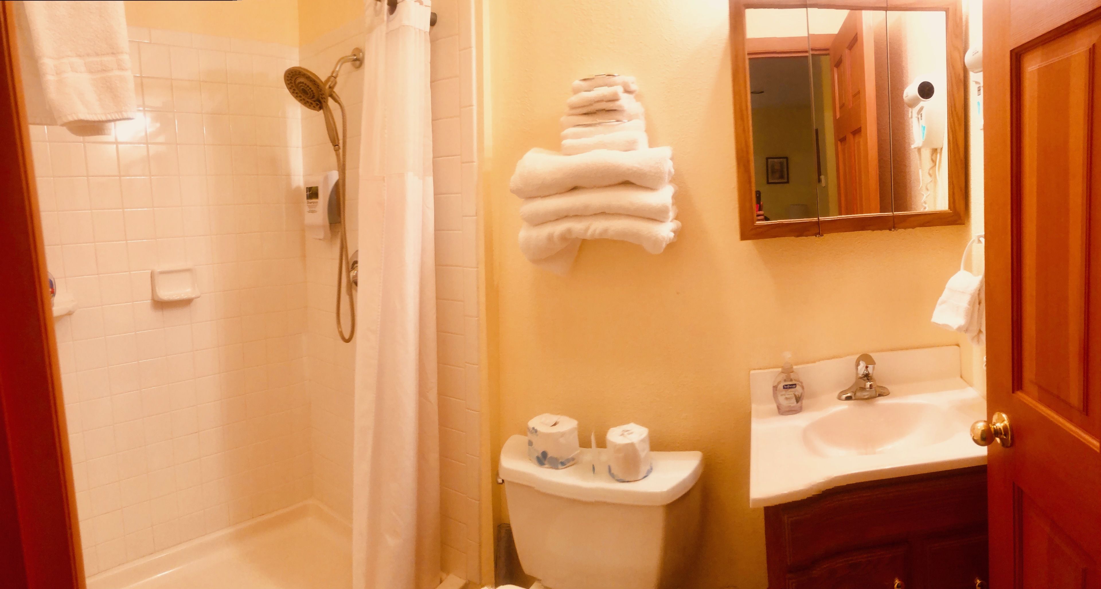 seaside lodge room #23 (room with 1 king bed, downstairs)   | bathroom | towels