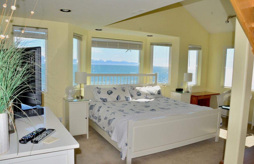 Bluffview Lodge Room #30 (1 King, Loft with 1 Queen, 1 Twin upstairs)     | Free WiFi, bed sheets