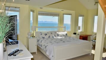 Bluffview Lodge Room #30 (1 King, Loft with 1 Queen, 1 Twin upstairs)