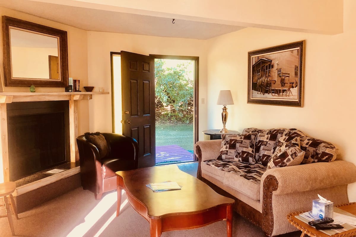 Suite, 1 slaapkamer (Woodside Suite) | Woonruimte | Een televisie