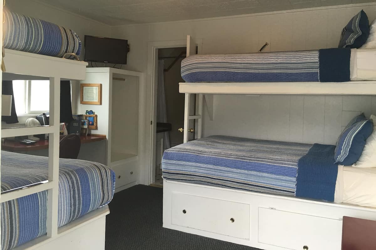 Chambre Standard (2 Double Beds with Twin Bunk above)