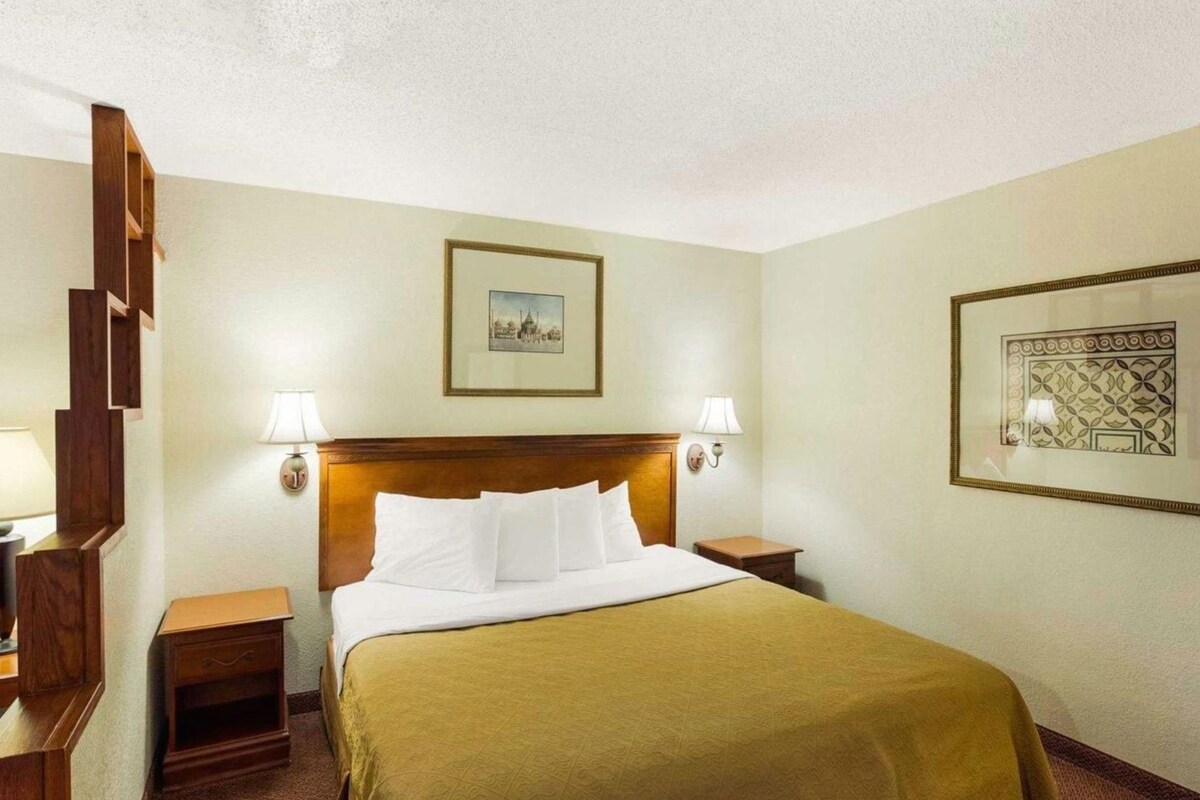 Desk, iron/ironing board (on request), WiFi (free), bed sheets
